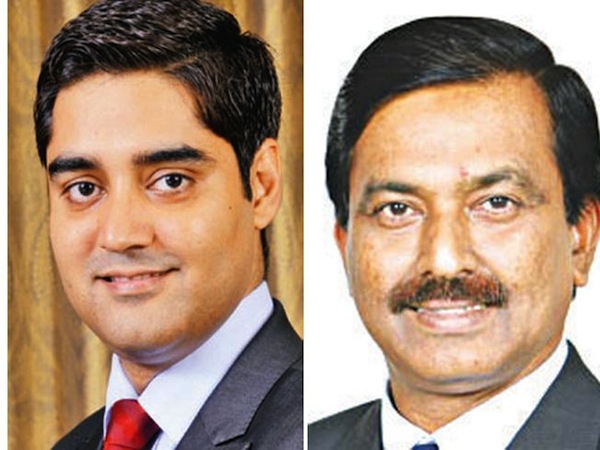 From left to right: Manish Sharma, MD, Panasonic India and RT Rajan(MENTOR), then VP (consumer electronics),Haier India